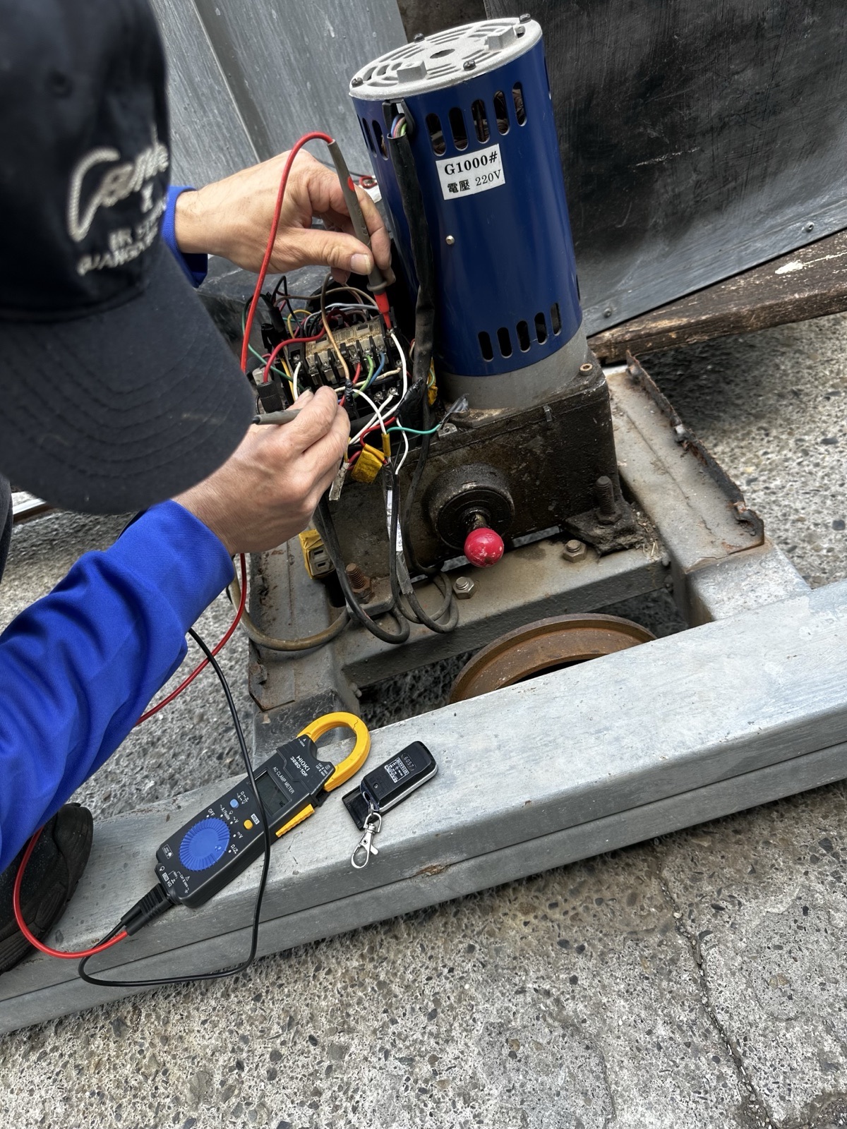 使用電錶檢查雙軌門控制系統與電磁開關狀況。