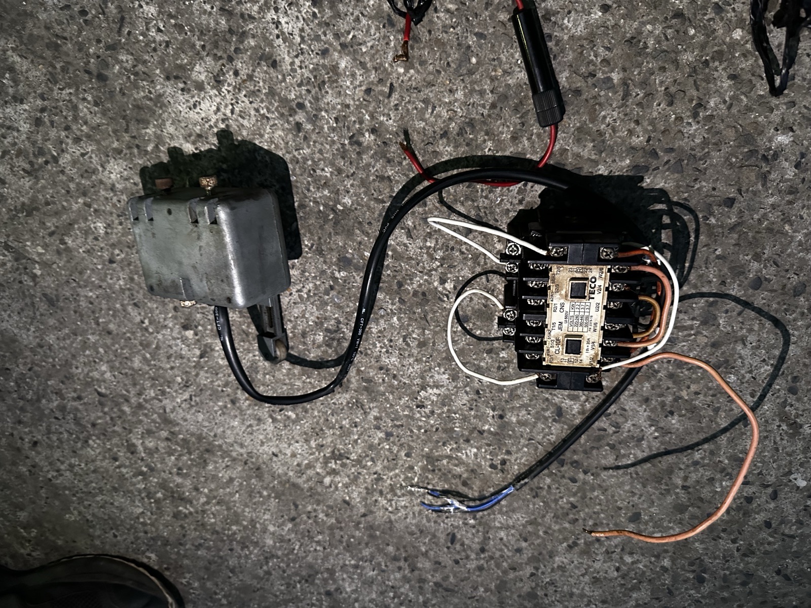 拆下的故障電磁開關與微動開關零件。
