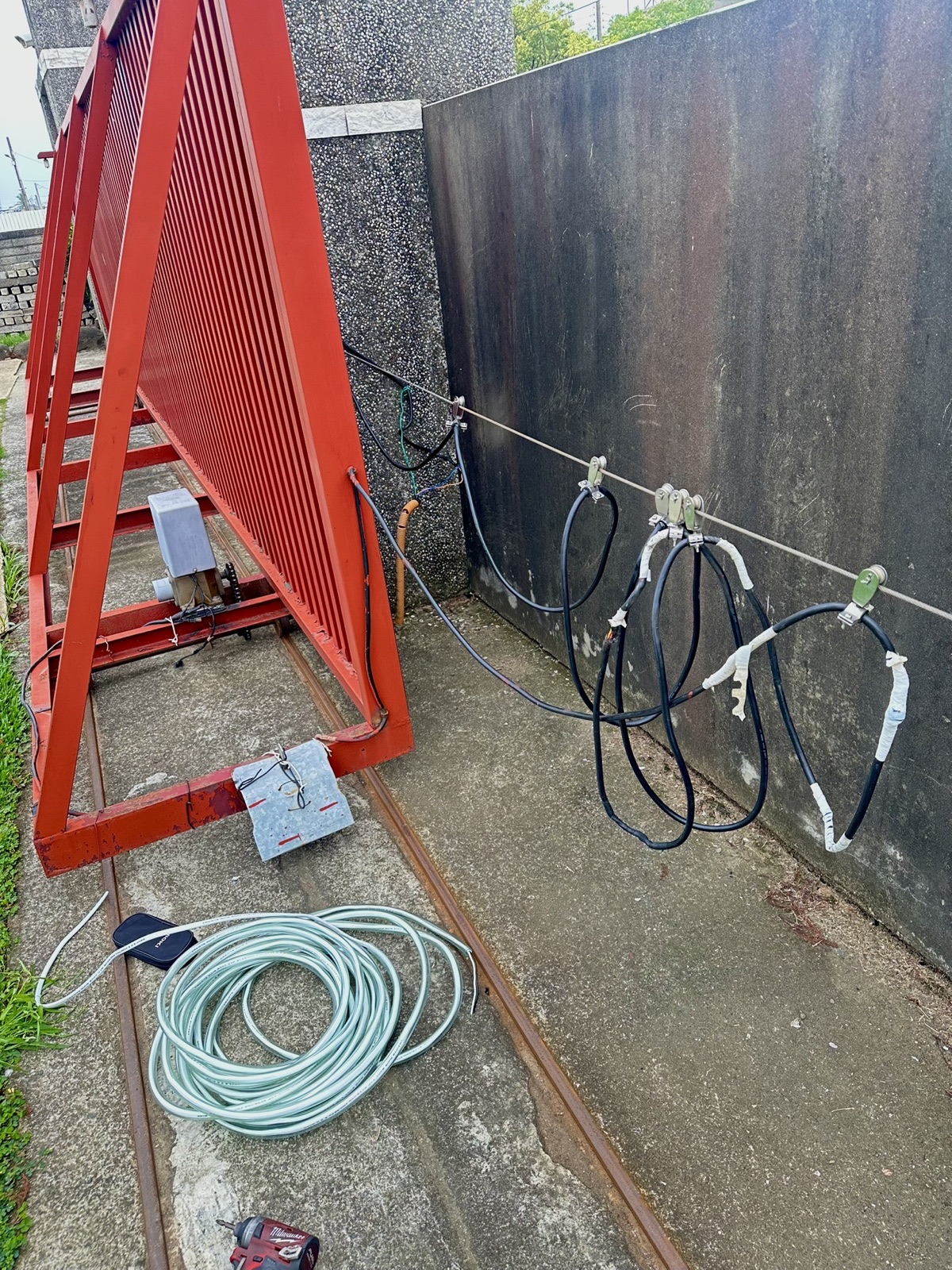 嘉義雙軌門配線改善施工前，全景可見老化配線與大門機位置。