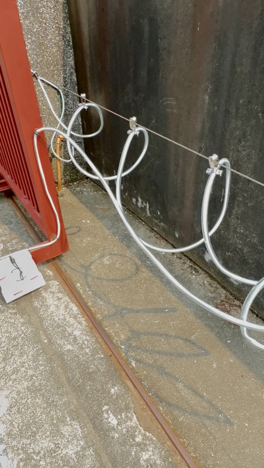雙軌門老化電源配線更換作業，配線維持原有位置。