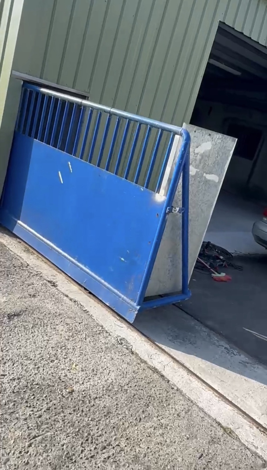 完成安裝的水牛鏈式大門機。