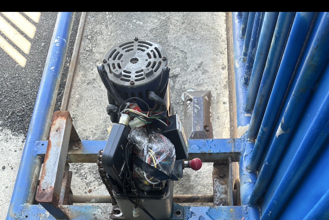 原有鏈式大門機已完全無法運轉。