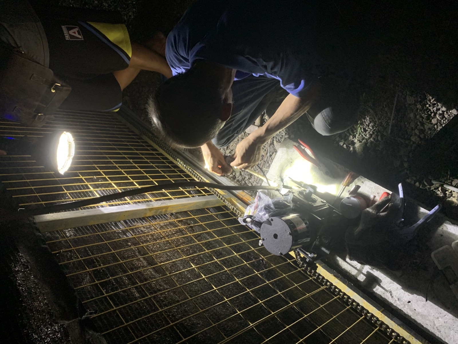 夜間持續完成施工與調整。